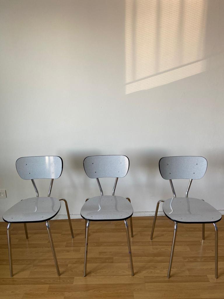 Chaises formica x3, Enlèvement