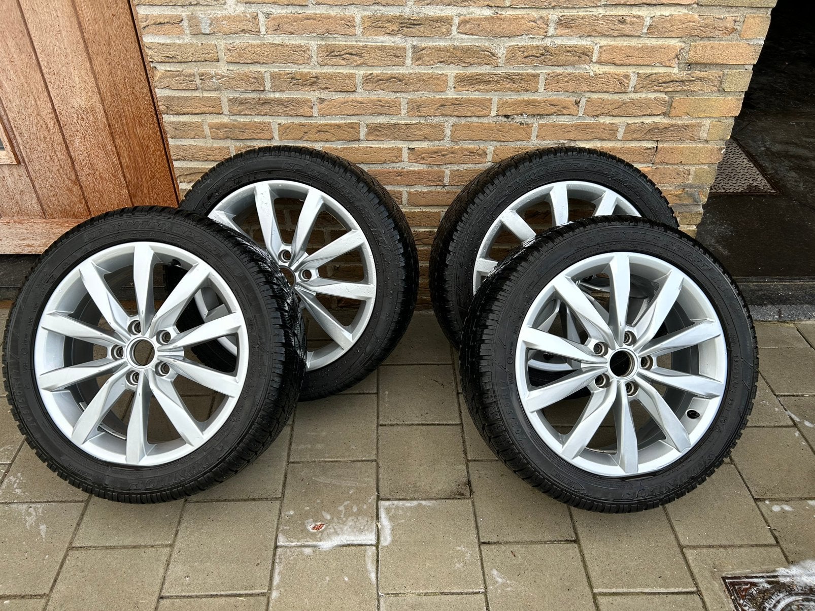 Originele VW velgen met winterbanden 205/50/17, Autos : Pièces & Accessoires, Pneus & Jantes, Pneus hiver, Véhicule de tourisme