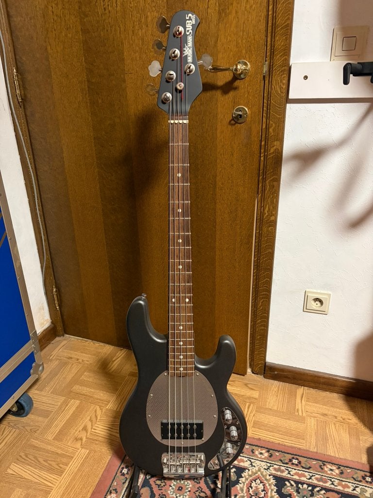 Ernie Ball Music Man SUB 5 – 5-snarige bas – USA, Muziek en Instrumenten, Snaarinstrumenten | Gitaren | Bas, Ophalen, Gebruikt