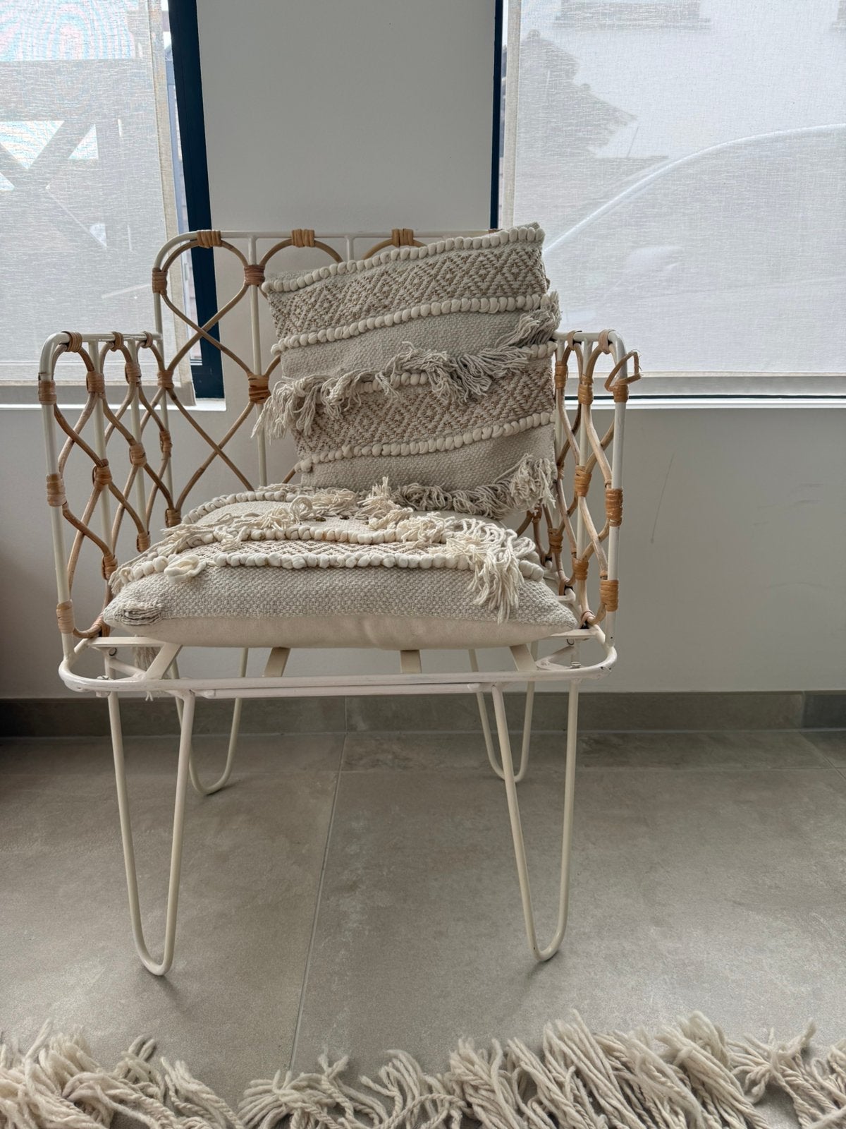 Metalen stoel met rotan, Huis en Inrichting, Stoelen, Ophalen, Wit, Zo goed als nieuw, Metaal