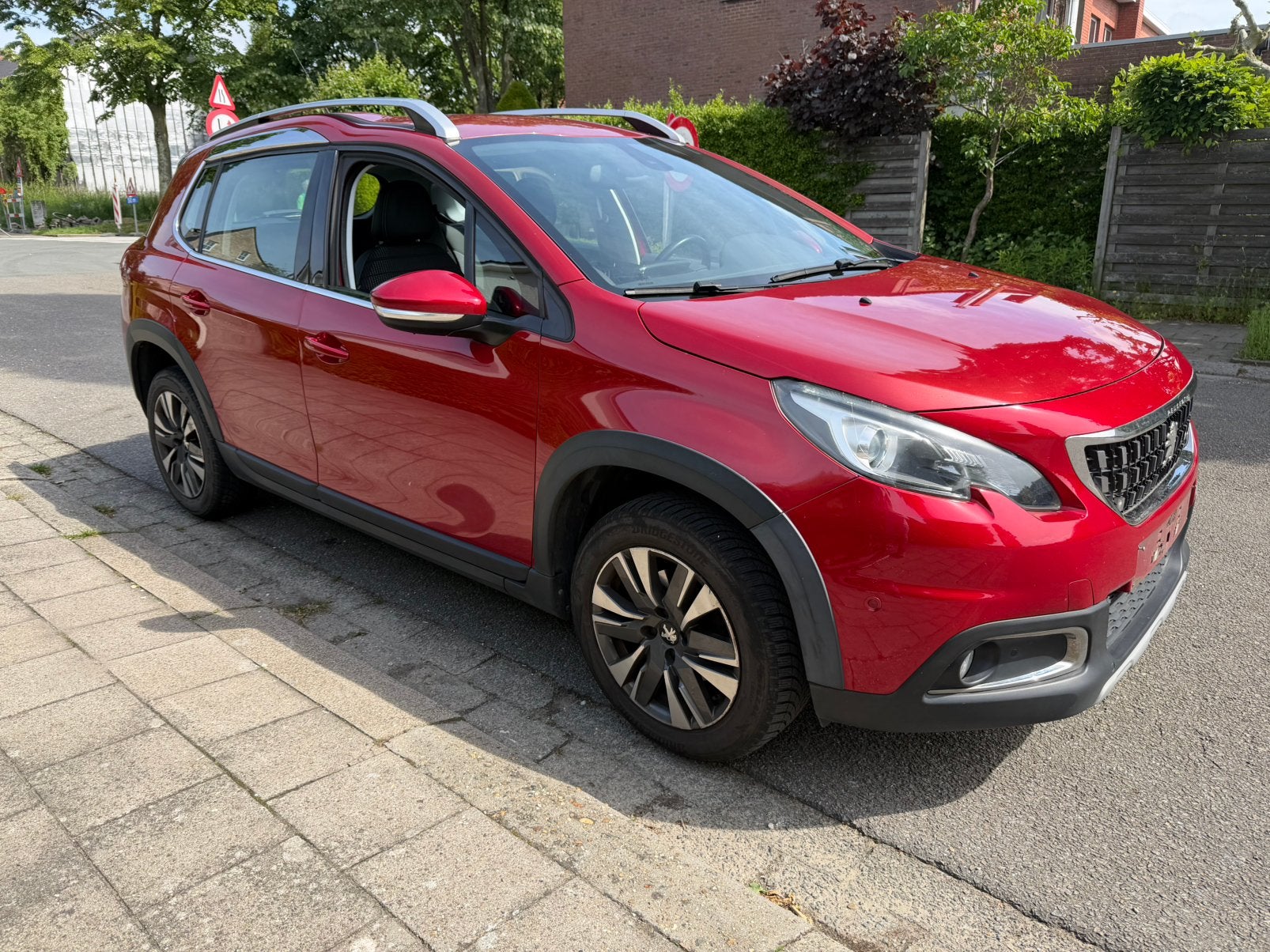Peugeot 2008 / 1.2 Benzine Euro 6b / 103.000 km, Autos, Peugeot, Rouge, Achat, Entreprise, Boîte manuelle