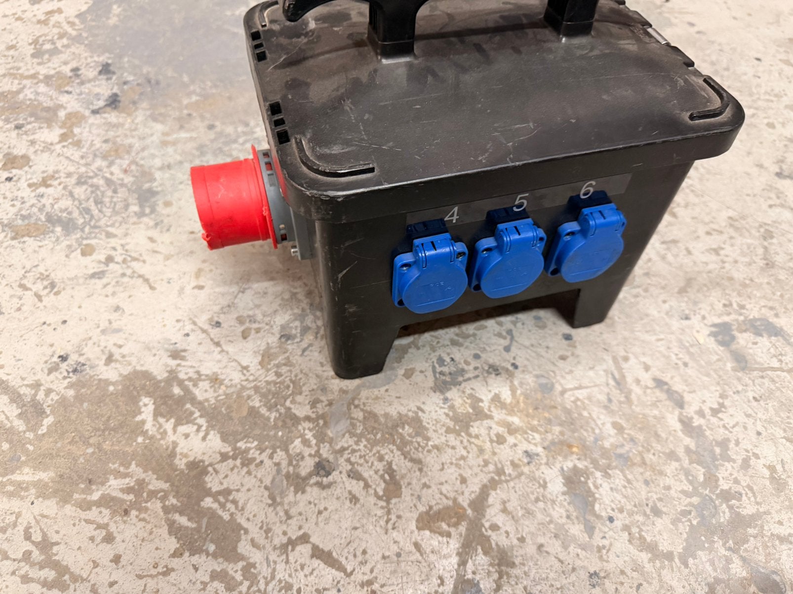 électrique 32A vers 6 prises PC16A – Merlin Gerin 30mA, Enlèvement ou Envoi