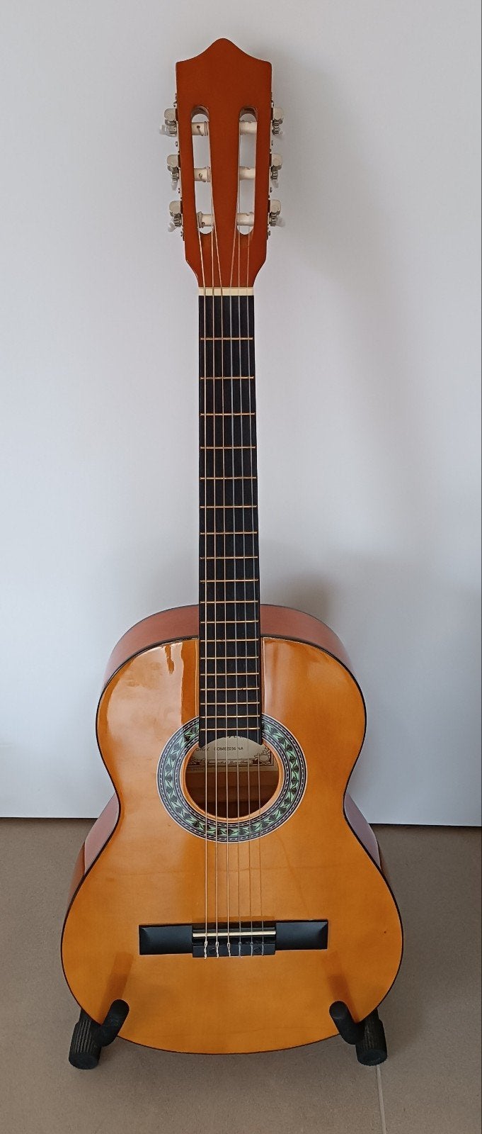 gitaar (merk Gomez) + staander, Musique & Instruments, Instruments à corde | Guitares | Acoustiques, Enlèvement, Comme neuf
