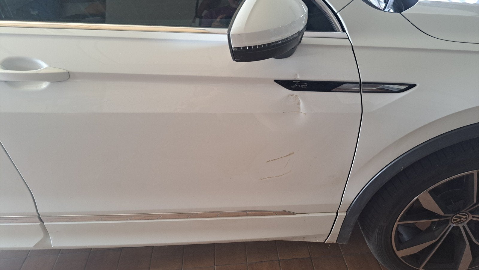Deur R Tiguan 2023 wit, Ophalen