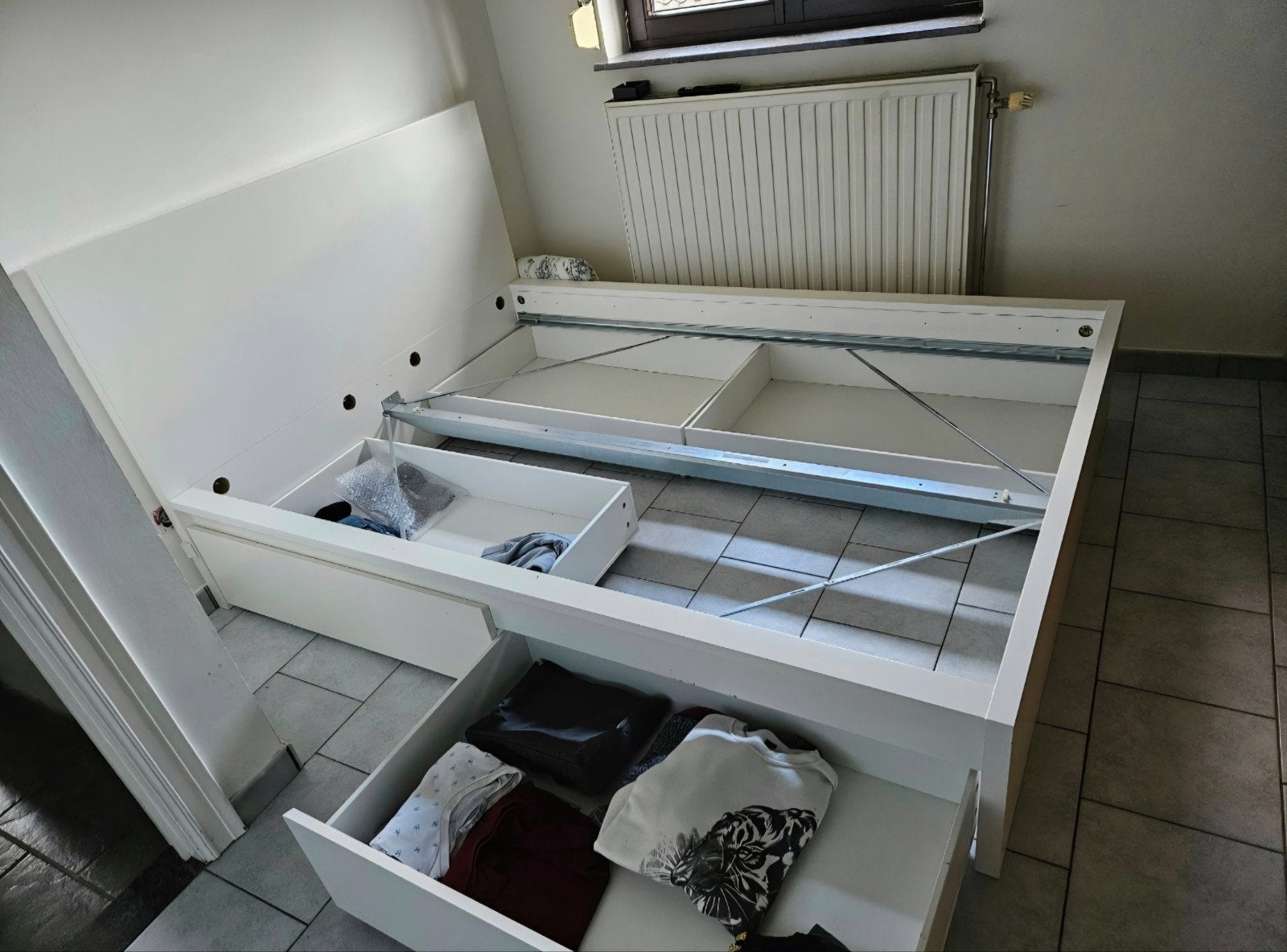 Titel: Wit tweepersoonsbed (voor 2x matras 80x200 cm) met 4, Huis en Inrichting, Ophalen, Gebruikt, Twijfelaar, Matras