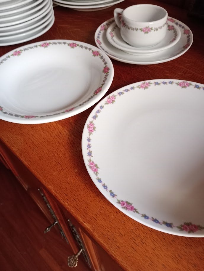 vintage servies met bloemenrand rozen en vergeet-me-nietjes, Maison & Meubles, Assiettes(s), Vintage, Comme neuf, Enlèvement