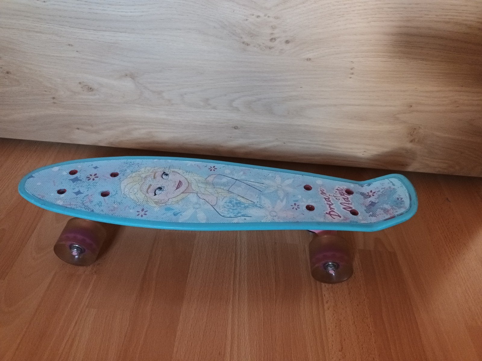 Skateboard reine des neiges, Enlèvement, Skateboard