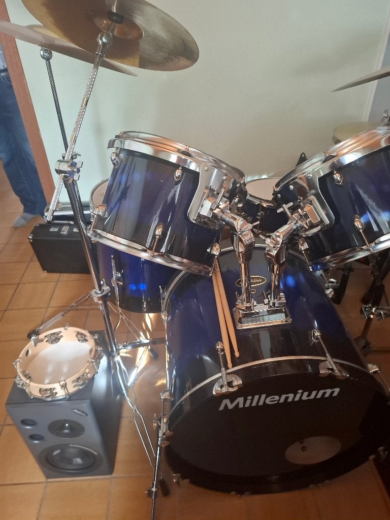 Drumstel met stoel, volledig. + micro's, Muziek en Instrumenten, Ophalen, Zo goed als nieuw, Overige merken
