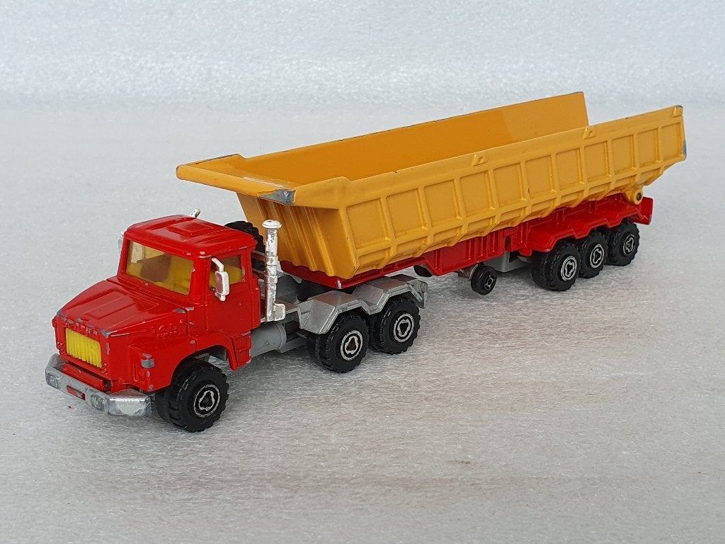 Majorette: Scania 140 Super Rode Vrachtwagen met Lader, Ophalen of Verzenden, Gebruikt, Bus of Vrachtwagen