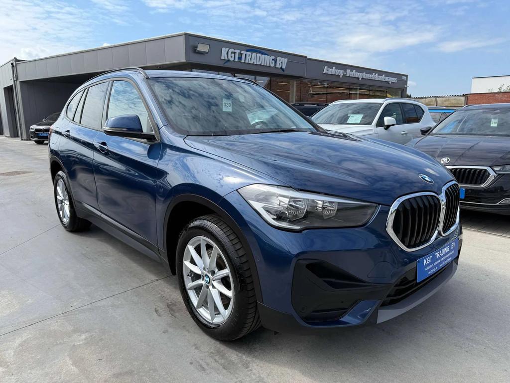 BMW X1 1.5i NAVIGATIE LEDER CAMERA HEAD-UP ZETELVERWARMING, Gebruikt, Leder, Bedrijf, 3 cilinders