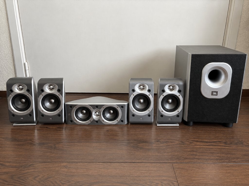 Ensemble d'enceintes ambiophoniques 5.1 JBL et supports, Kit d'enceintes, 60 à 120 watts, Utilisé, Enlèvement ou Envoi