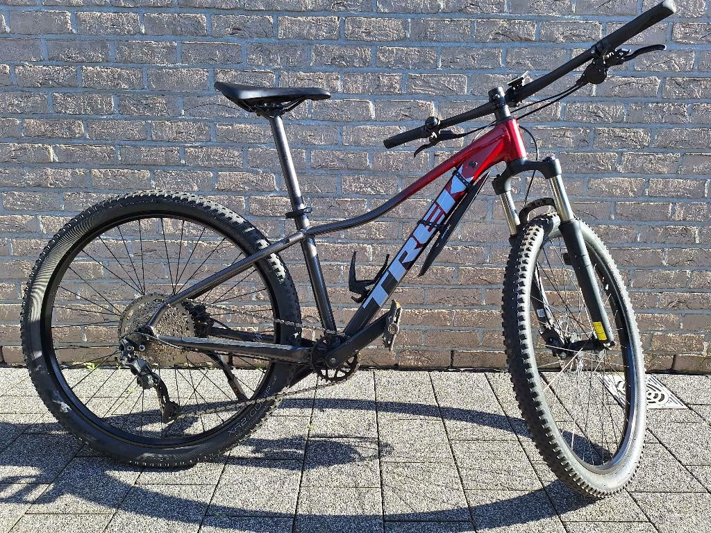 MTB Trek Marlin 6 kleur Rage Red to Dnister Black Fade, Fietsen en Brommers, Ophalen, Gebruikt, Heren, Schijfrem