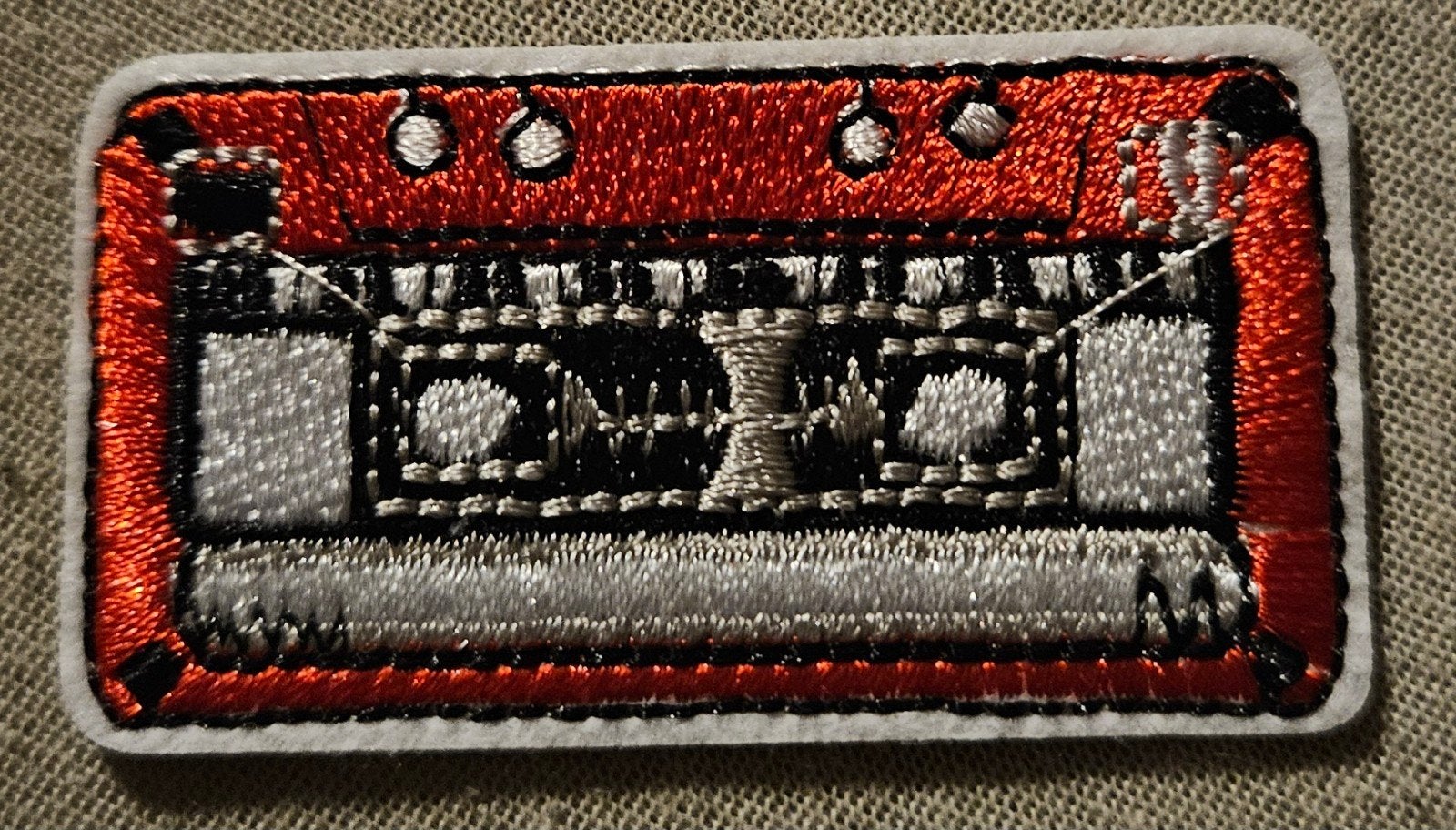 Casettebandje retro patch rood
Dit is een gebord, Verzamelen, Speldjes, Pins en Buttons, Ophalen of Verzenden