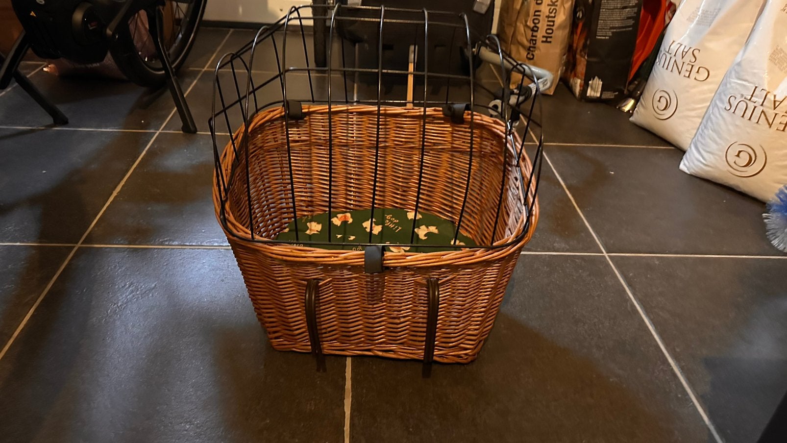 Mandje voor kleine hond (5kg) te bevestigen op fiets, Ophalen, Zo goed als nieuw, Fietsmand, Stuurbevestiging
