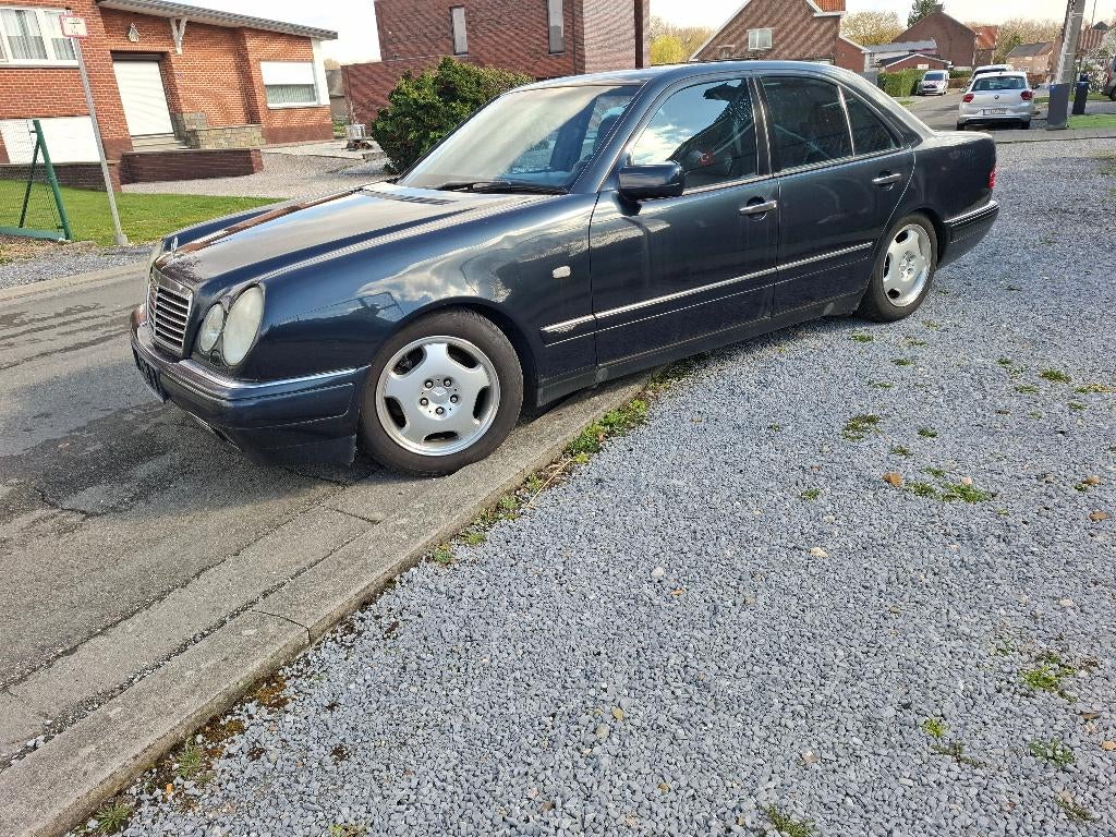 mercedes benz E320, Auto's, Mercedes-Benz, Automaat, Achterwielaandrijving, Zwart, Blauw