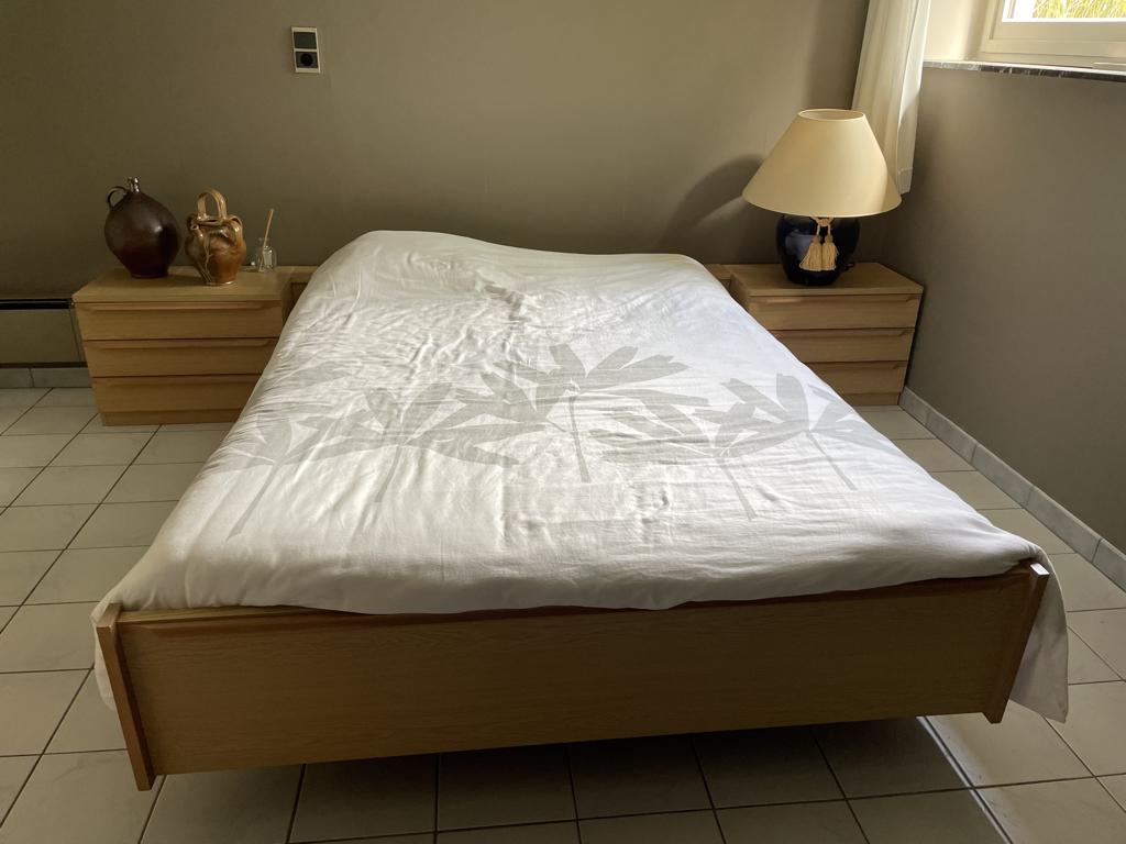 bed 140x200 met bijhorende nachtkastjes en spiegel, Ophalen, Moderne stijl, lichtbruin hout, Bruin, Tweepersoons
