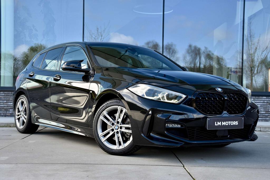 BMW 1 Serie 118 118iA M-Sport *CAMERA* M PACK (bj 2023), Gebruikt, 4 cilinders, 136 pk, Zwart