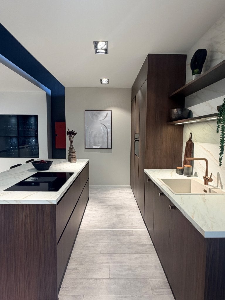 Cuisine du showroom, Neuf, Sans poignée, Bois, Brun