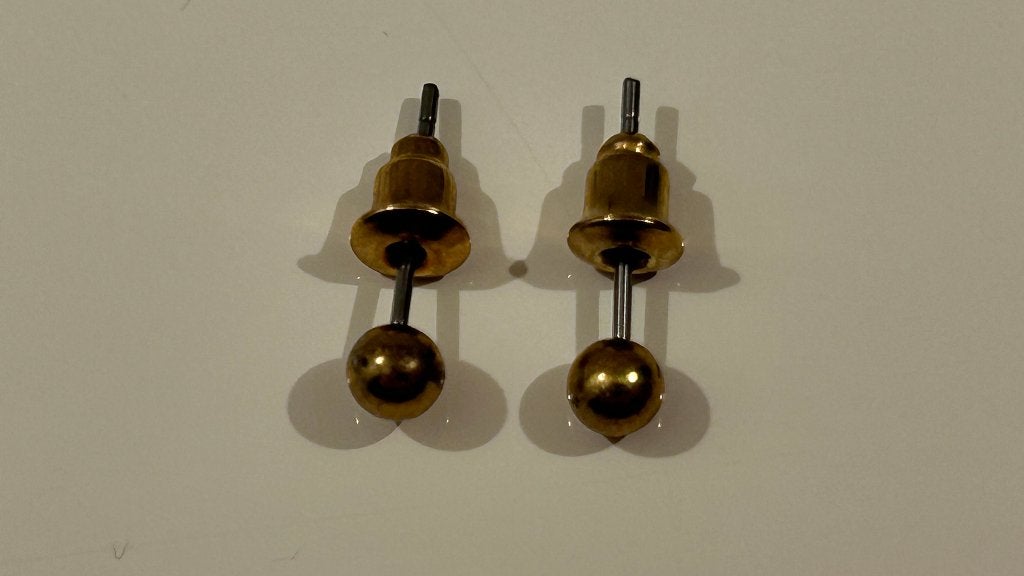 Goudkleurige oorsteker met bolletje, Ophalen of Verzenden, Gebruikt, Goud, Knopjes of Stekers