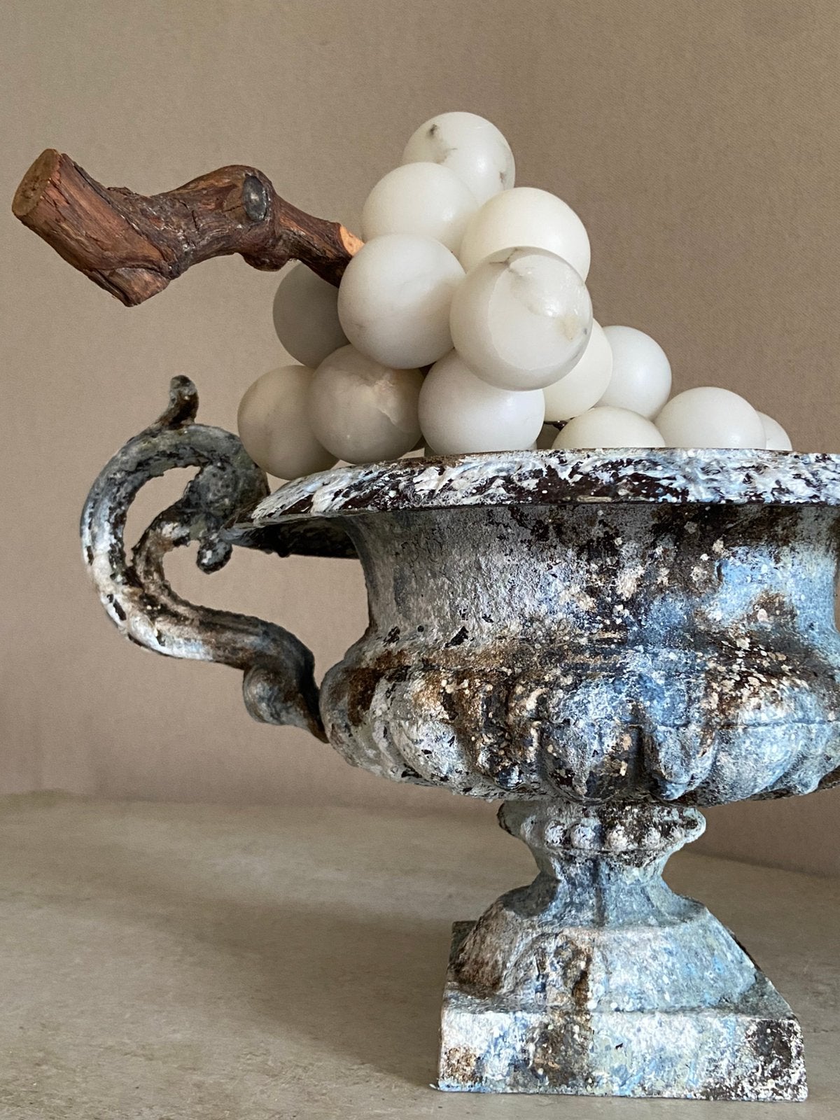 Fonte oorvaas albast druiventros decoeatie interieur, Antiek en Kunst, Curiosa en Brocante, Ophalen of Verzenden