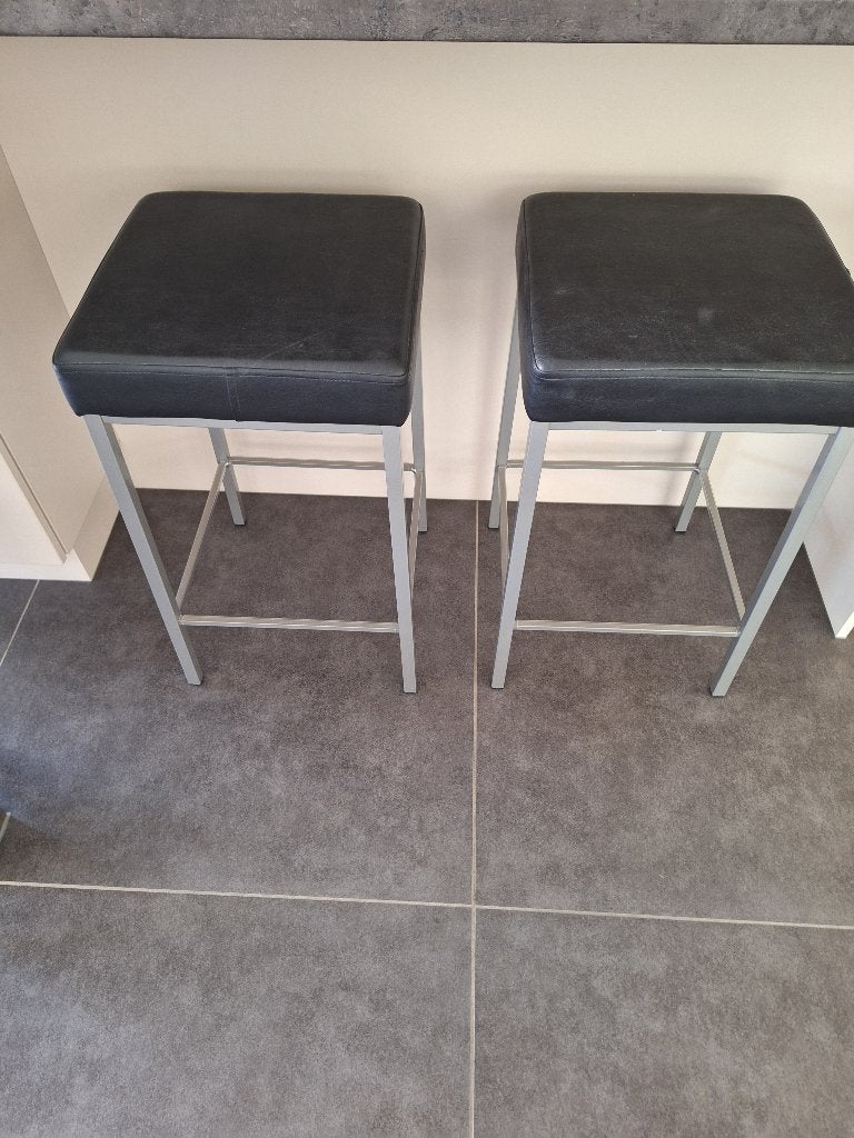 2 zwarte lederen barkrukken, Huis en Inrichting, Barkrukken, Ophalen, Met voetsteun, 60 tot 90 cm, Zo goed als nieuw