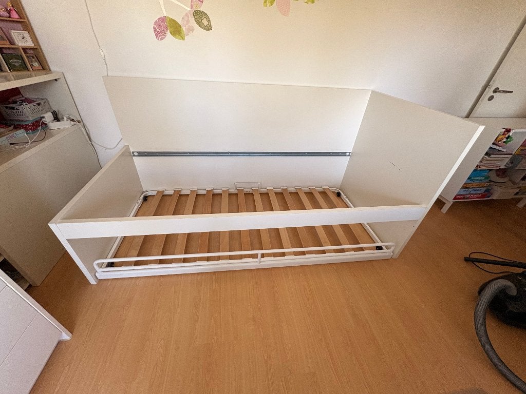 Bed met zijwand, lades; latoflex en ev. kastje hoofdeinde, Ophalen, Gebruikt, 90 cm, Eenpersoons