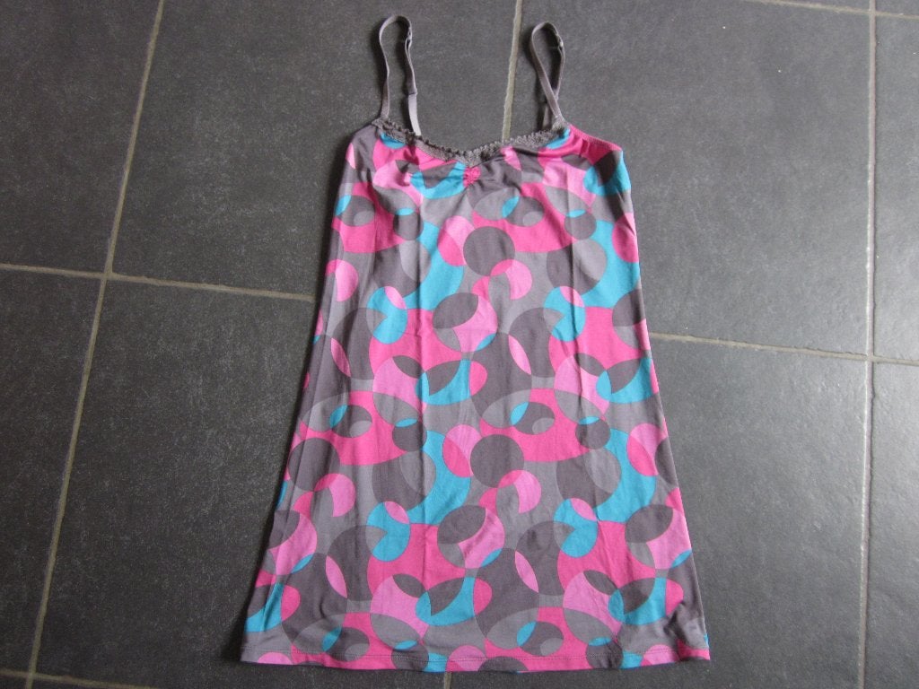 grijs-roos-blauw zomerslaapkleed met cirkels, Vêtements | Femmes, Homewear, Enlèvement ou Envoi, Comme neuf, Taille 38/40 (M)