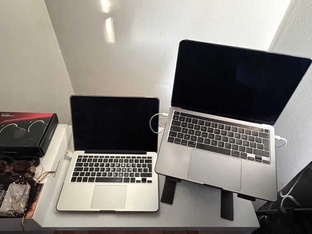 2 MacBook Pro laptops + 2 Innox standaarden, Computers en Software, Ophalen, Zo goed als nieuw