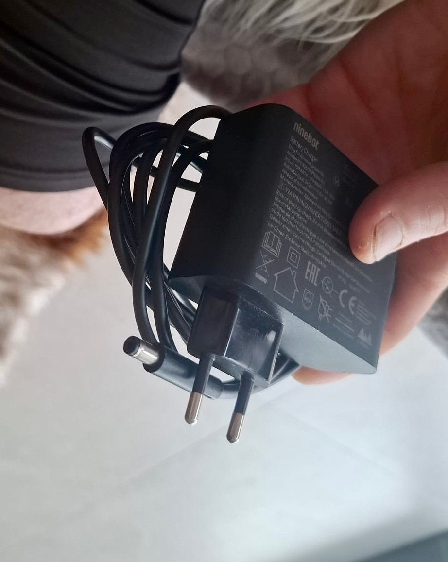 Originele oplader Segway Ninebot E2 Plus step, Fietsen en Brommers, Ophalen, Zo goed als nieuw, Elektrische step (E-scooter)