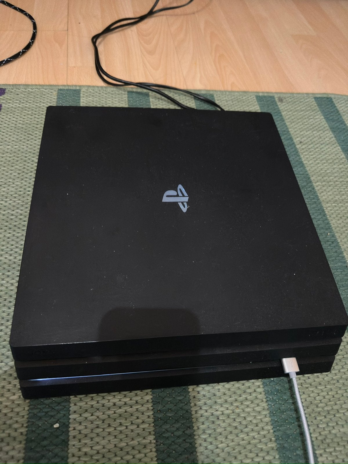 PS4 pro - 500 go avec une manette, Consoles de jeu & Jeux vidéo, Consoles de jeu | Sony PlayStation 4, Utilisé, Pro, Enlèvement