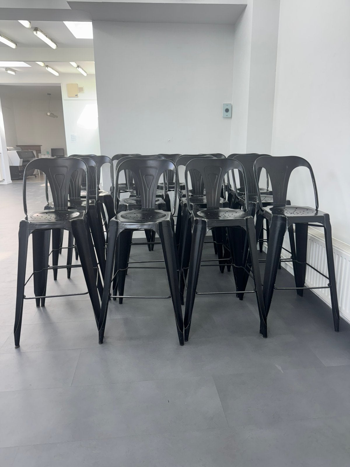 Lot de 16 chaises hautes en métal noir, style industriel., Enlèvement, Utilisé, Noir, Tabouret de bureau