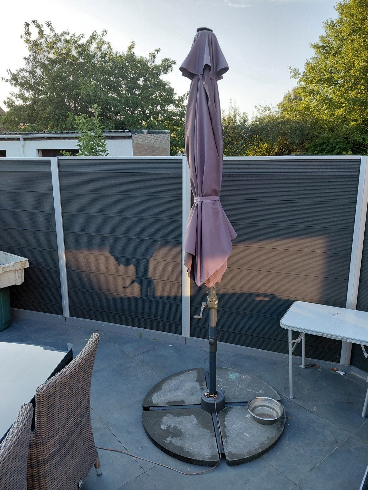 Zweefparasol draaibaar 2m90 inclusief 4 betontegels, Ophalen, Gebruikt, Zweefparasol