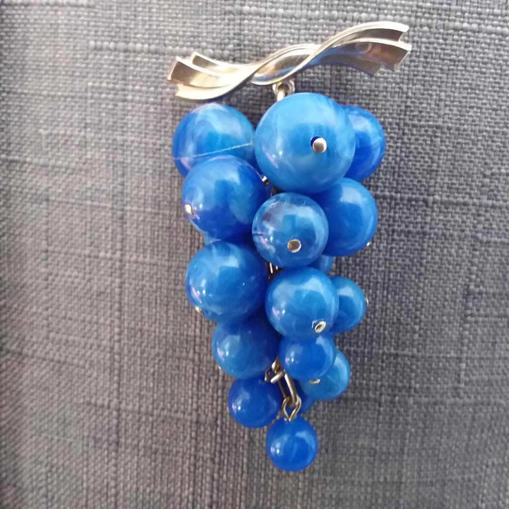 Broche vintage ’’grappe de raisin ’’, Bijoux, Sacs & Beauté, Enlèvement ou Envoi, Broche