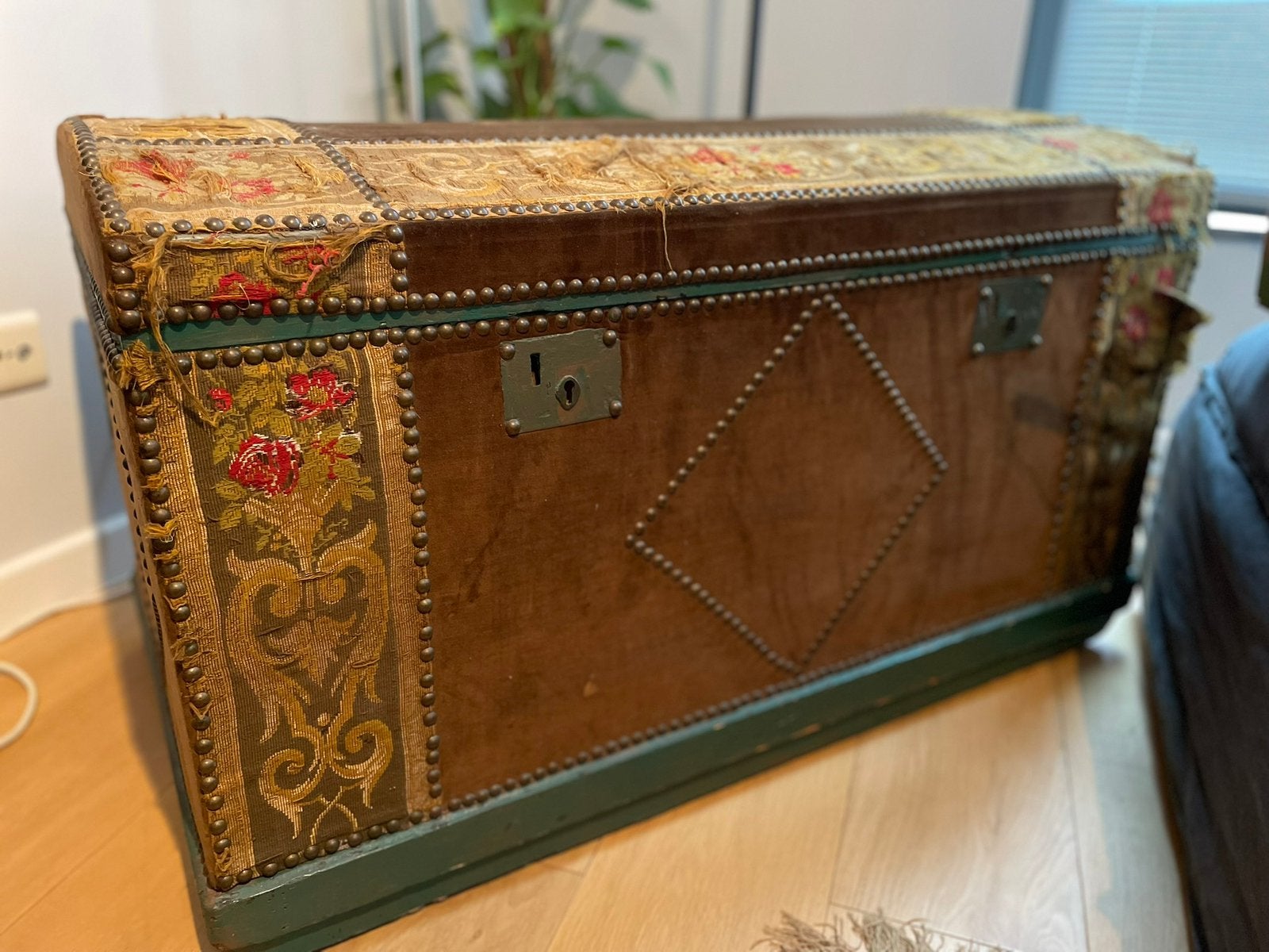 Ancien coffre en cuir et tapisserie, Enlèvement, Utilisé
