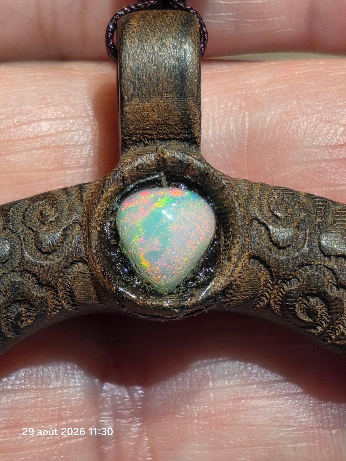Pendentif en bois avec opale Welo d'Éthiopie, Neuf, Autres représentations, Brun, Enlèvement