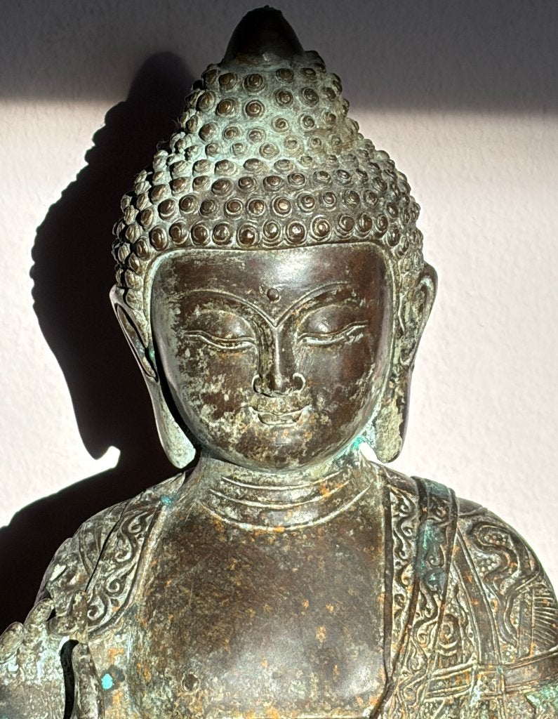 Grote oude Boeddha in gepatineerd brons uit China, Antiek en Kunst, Ritueel object, 39 cm, Ophalen of Verzenden, China