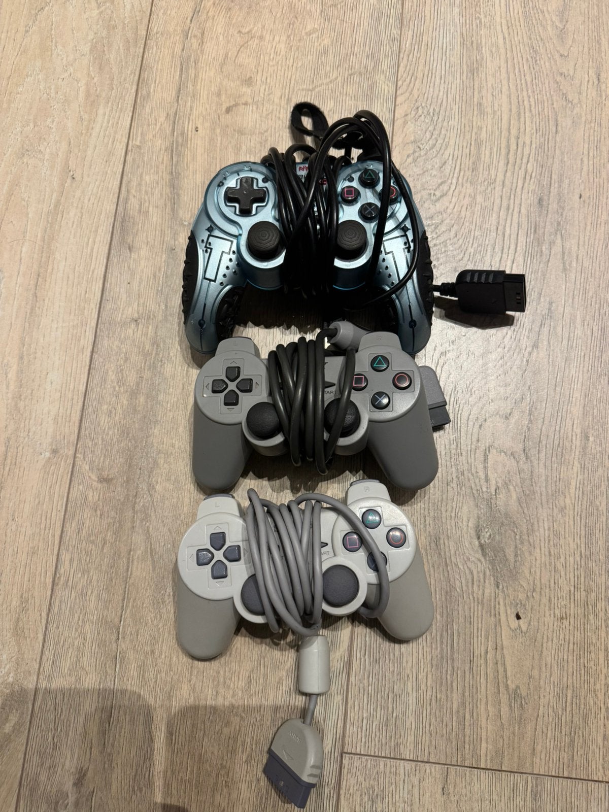 Playstation 1 of 2 controllers, Games en Spelcomputers, Games | Sony PlayStation 1, Ophalen, Gebruikt
