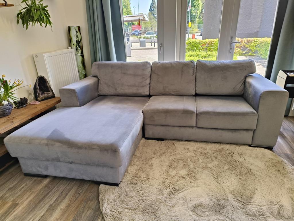 Mooie lichtgrijze velvet bank, makkelijk schoon te maken, Huis en Inrichting, Ophalen, Stof