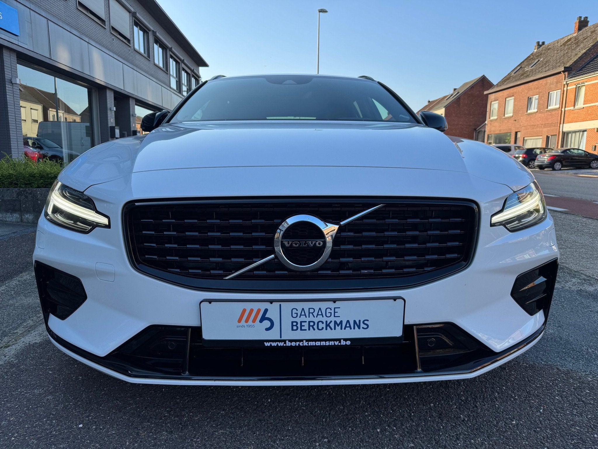 Volvo V60 2.0 Benzine B4 R-Design met vele opties, 197 pk, 145 kW, Gebruikt, 4 cilinders