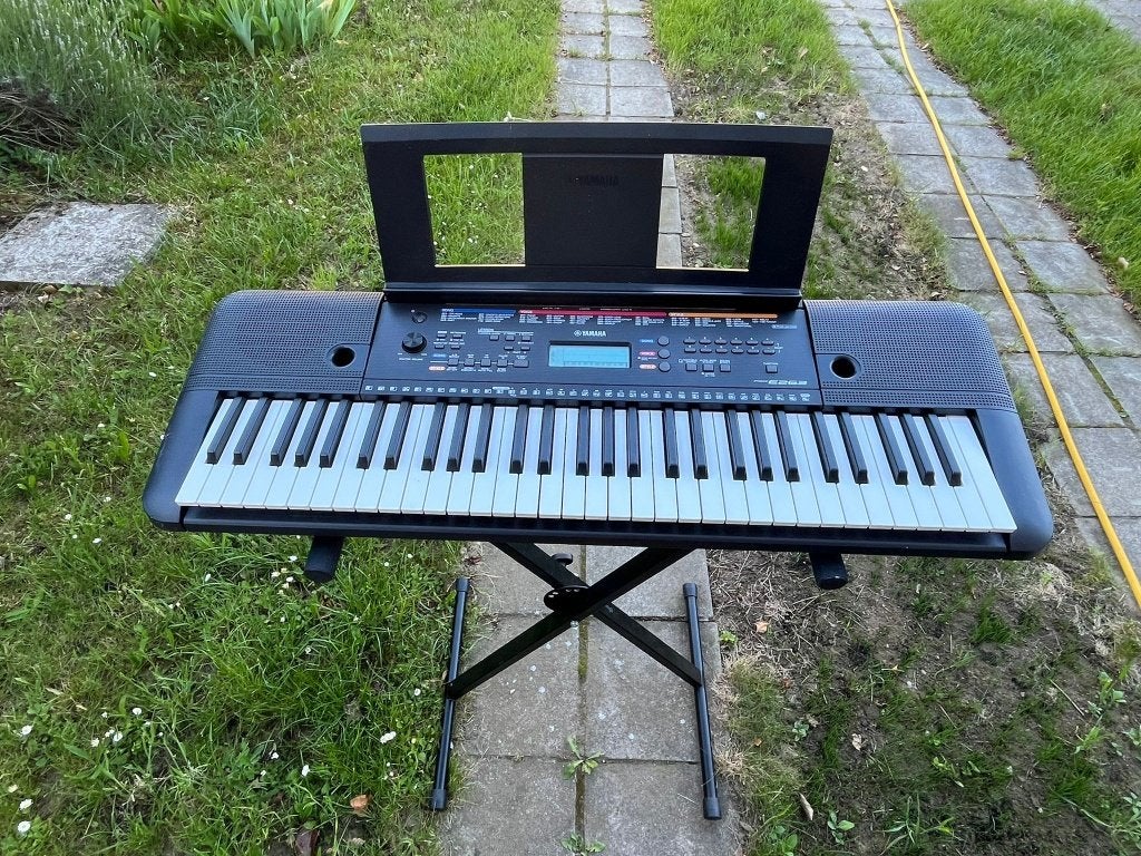 Yamaha synthesizerpiano (met standaard), Muziek en Instrumenten, Piano's, Zwart, Digitaal, Ophalen of Verzenden, Zo goed als nieuw