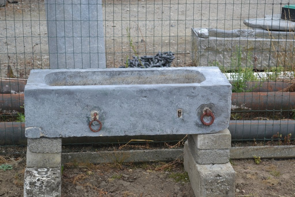 antieke gekapte arduinen voederbak, Enlèvement, Pierre, Jardin