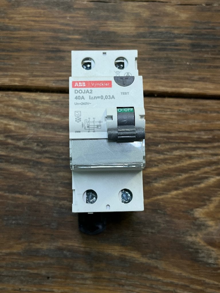 VYNCKIER ABB INTERRUPTEUR DIFFÉRENTIEL DOJA 2P 40A 30MA, Bricolage & Construction, Électricité & Câbles, Enlèvement, Neuf, Interrupteur