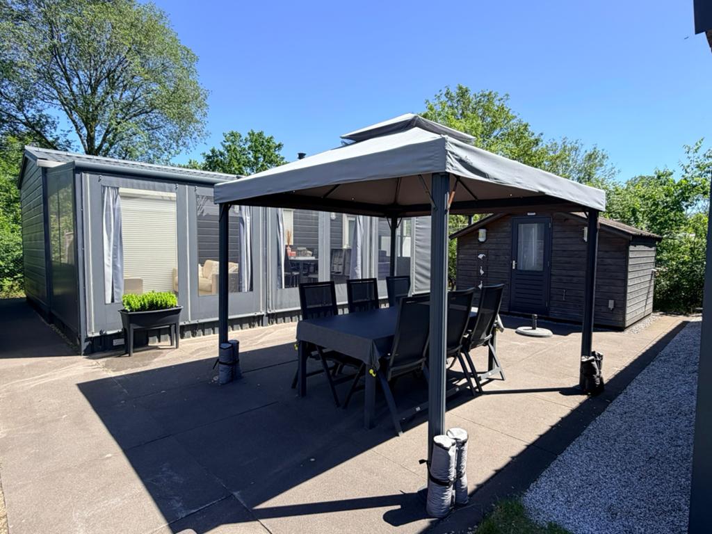 Te koop (zonder staanplaats) mooie chalet met toebehoren, Caravanes & Camping