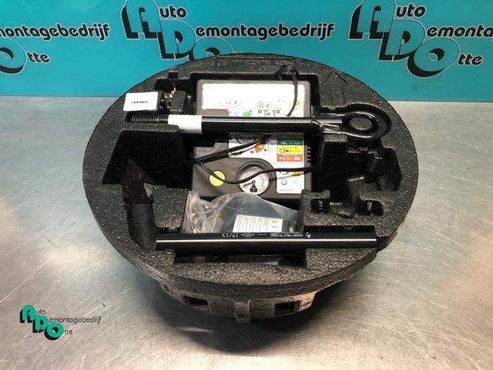 Kit de réparation pneus d'un Renault Clio (Clio 4 12-), Renault, -, 3 mois de garantie, Utilisé