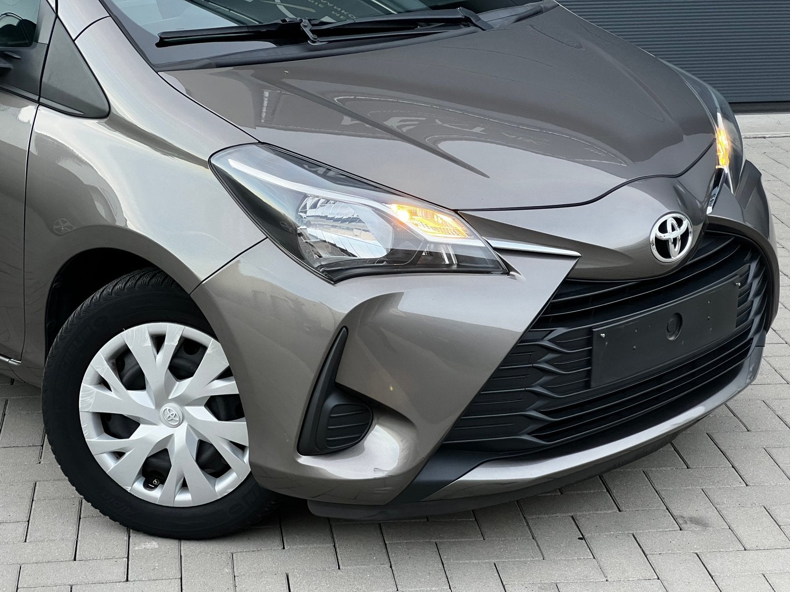 Toyota yaris / benzine / automaat / 2019 / 1 jaar garantie, Auto's, Toyota, Stof, 4 cilinders, Bruin, Yaris