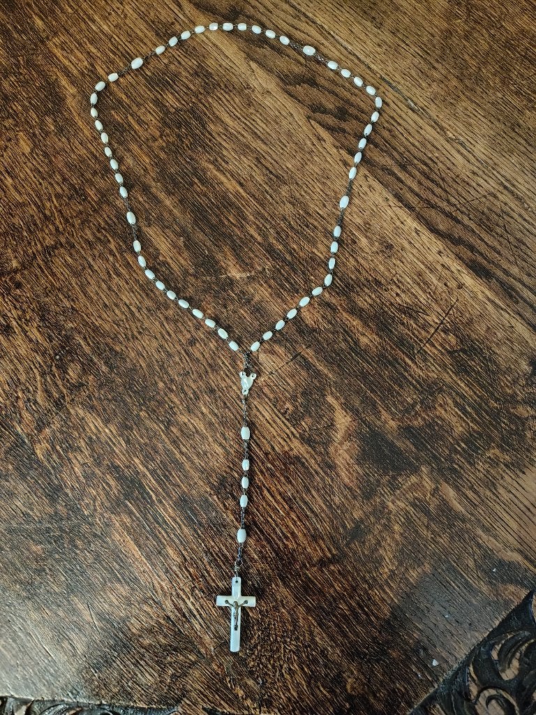 vintage Franse rozenkrans met witte parelmoerkralen, Collections, Enlèvement ou Envoi, Comme neuf, Bijoux, Christianisme | Catholique