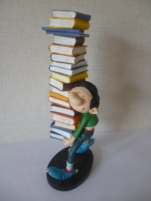 Beeld Guust Flater met stapel boeken - 25cm - Collectoys, Verzamelen, Ophalen of Verzenden, Guust of Robbedoes, Nieuw