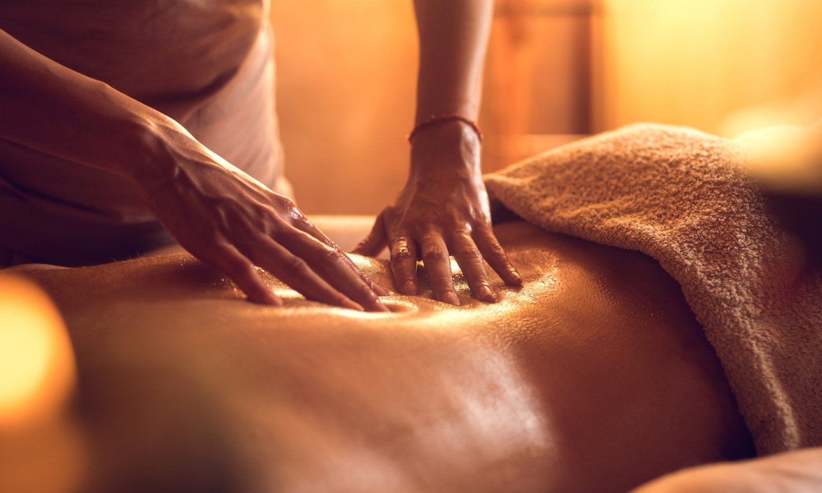 Man geeft massage aan huis