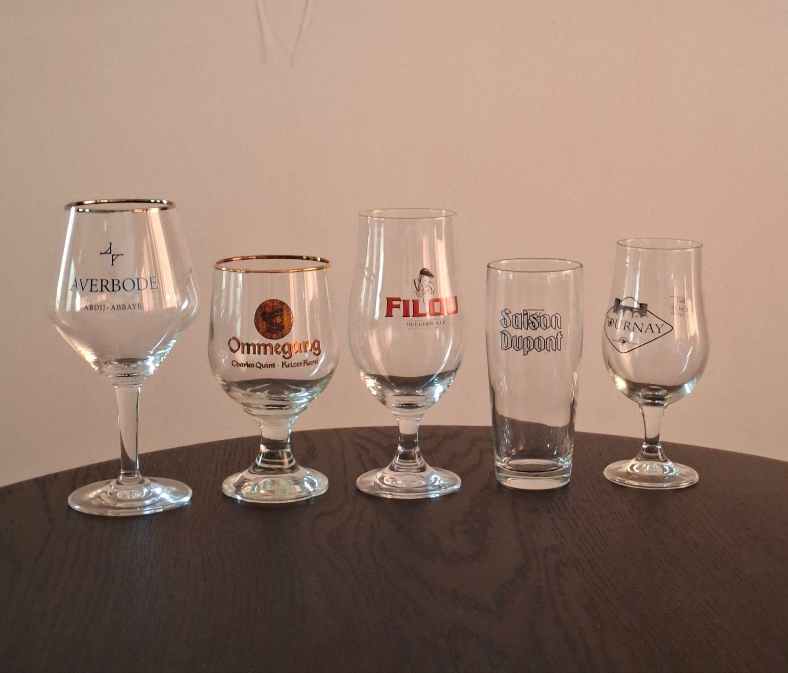 5 bierglazen: Saison Dupont, Filou, Tournay, Averbode, Ommeg, Enlèvement ou Envoi, Utilisé, Autres marques