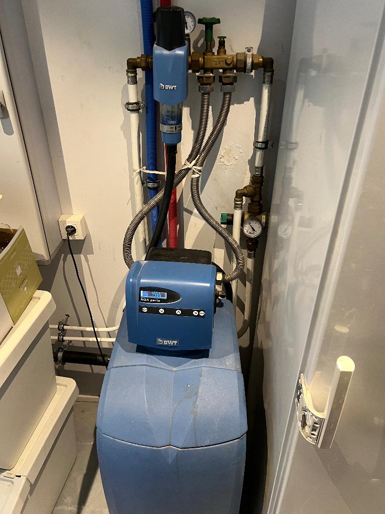 Adoucisseur BWT Aqua Perla 10 + kit de raccordement, Elektronische apparatuur, Waterontharders, Ophalen, Gebruikt, Waterontharder met zout